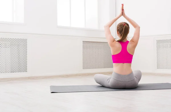 Mulher treinando ioga em pose de lótus, espaço de cópia — Fotografia de Stock
