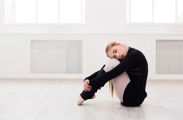 Klassisk balettdansare stretching i vit utbildning klass — Stockfoto