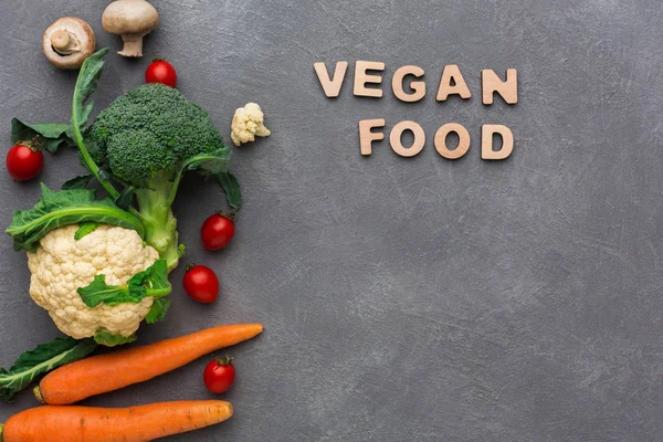 Comida vegana. Verduras frescas sobre fondo gris, espacio para copiar —  Fotos de Stock