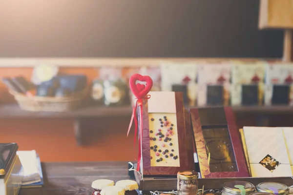 Chocolats et marmelades au comptoir d'une pâtisserie — Photo