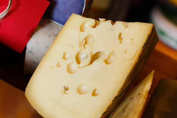 Маасдамский сырный крупный план — стоковое фото