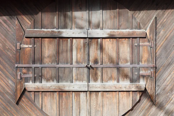 Puertas redondas de madera natural sobre tablones de madera pared, fondo . —  Fotos de Stock