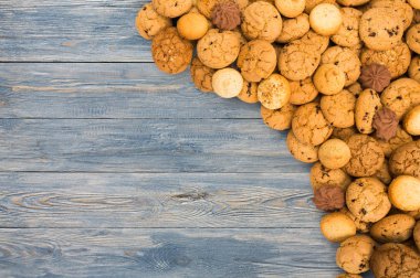 Kurabiye ve bisküvi, mavi ahşap kopya alanı ile