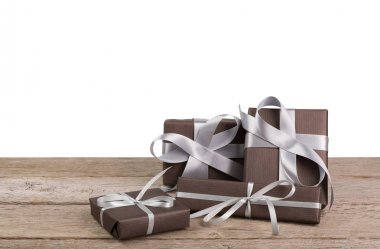 Kağıt ahşap beyaz arka plan, Noel tatil hediye kutuları sarılı
