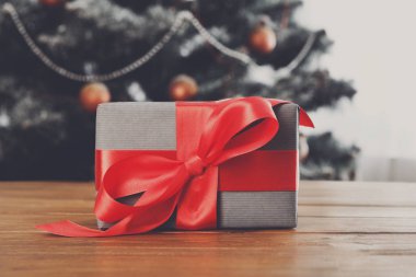 Noel hediyesi dekore edilmiş ağaç arka planda, tatil kavramı