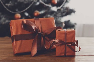 Noel hediyeleri dekore edilmiş ağaç arka planda, tatil kavramı