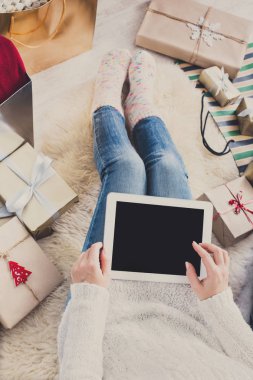 Kadın Noel alışveriş online tablet ile Üstten Görünüm