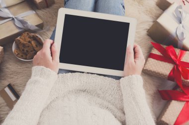 Kadın alışveriş online kredi kartıyla, üstten görünüm