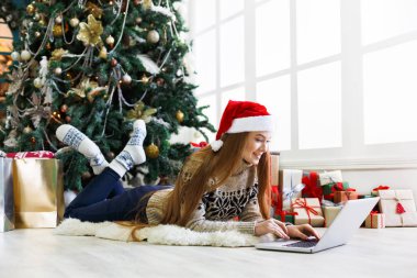 Santa şapka sohbet online üstünde laptop içinde mutlu kız