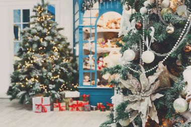 Noel geliyor. Süslü çam ağaçları ve arka plan sunar