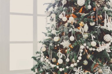 Güzel Noel ağacı ışıkları parlayan süslenmiş