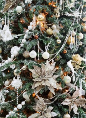 Güzel Noel ağacı ışıkları parlayan süslenmiş