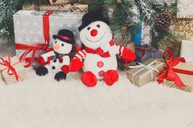 Rahat Noel arka plan. Oyuncak kardan adam ve hediye yeni siz altında