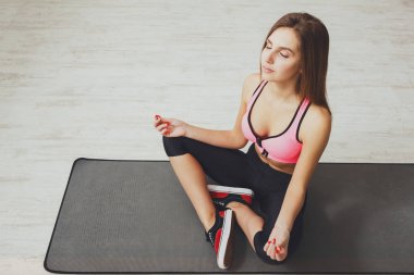 Meditasyon, yoga uygulamak genç kadın