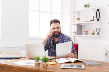 Genç işadamı okuma modern beyaz office belgelerinde konsantre