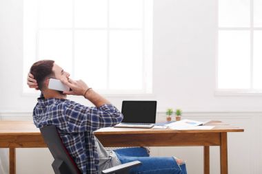 Genç erkek meşgul bu modern beyaz ofis içinde laptop ile müdür