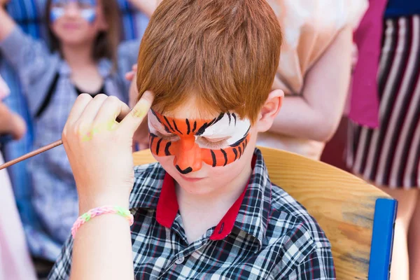 Дитячий хлопчик стикається з живописом, роблячи процес тигрових очей — стокове фото