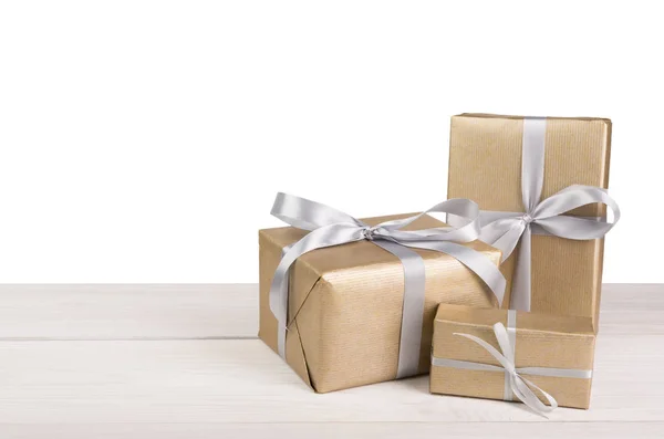 Рождественские подарочные коробки завернутые в бумагу на белом — стоковое фото