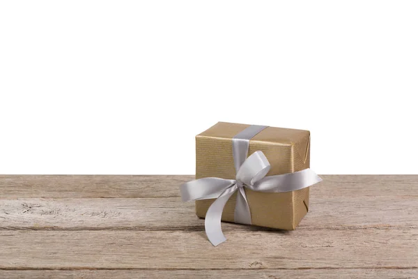 Рождественский подарок коробка завернута в бумагу на дерево — стоковое фото