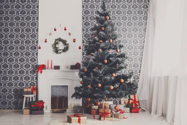 Christmas decorated tree in modern interior, holiday concept — Stock Photo, Image