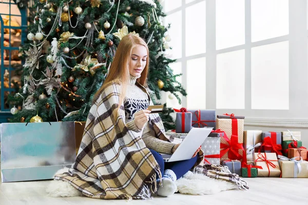 Giovane donna shopping online in accogliente interni di Natale — Foto Stock