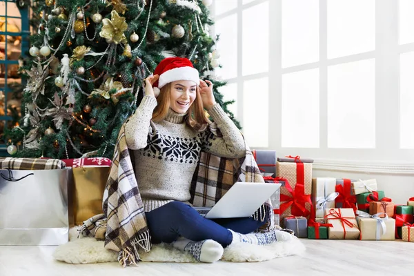 Ragazza felice in cappello di Babbo Natale chatta online sul computer portatile — Foto Stock