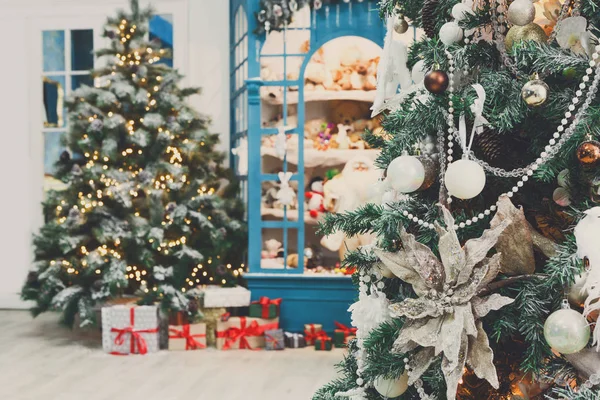 Julen kommer. Inredda fir trees och presenterar bakgrunden — Stockfoto