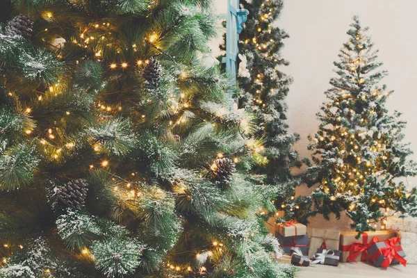 Árboles de Navidad decorados en brillante fondo de guirnalda —  Fotos de Stock