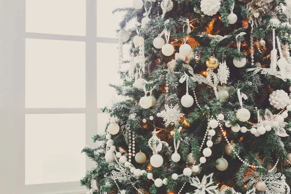 Όμορφη Χριστουγεννιάτικη διακόσμηση δέντρο σε λαμπερά φώτα — Φωτογραφία Αρχείου