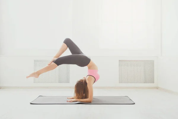 Frau praktiziert Yoga, steht in Kopfstand-Pose — Stockfoto