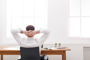Genç modern beyaz ofis içinde laptop ile Beyaz gömlekli işadamı rahat