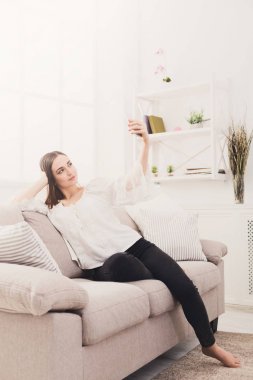 Sevimli gülümseyen kız selfie yapma