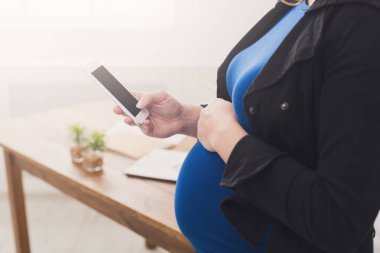 Tanınmayan hamile kadın ile smartphone