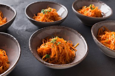 Rus Kore salatası ile plakaların siyah arka plan üzerine ayarla