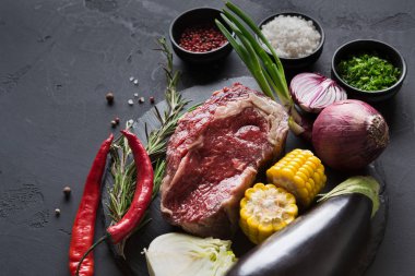 Kaburga eti ve sebze siyah arka plan üzerine plaka üzerinde