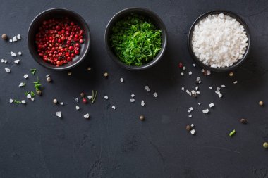 Tabak koyu arka plan, closeup, tarih içinde çeşitli baharatlar alanı Kopyala