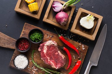 Malzemeler ahşap kutular, ahşap masa ve çeşitli baharatlar ile kaburga eti yemek.