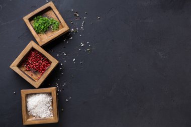 Üstten Görünüm, koyu arka plan üzerinde ahşap kutular içinde çeşitli baharatlar alanı Kopyala