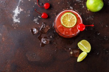 Kireç kahverengi masa arka plan üzerinde kırmızı kokteyl