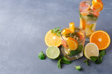 Narenciye içecekler ve meyve renkli yaz arka plan