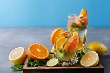 Narenciye içecekler ve meyve renkli yaz arka plan
