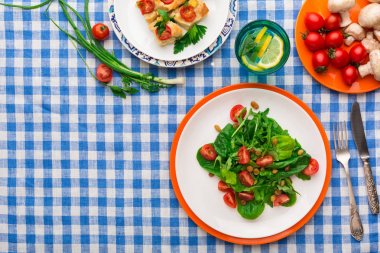 Damalı masa örtüsü arka planda, üstten görünüm sağlıklı yemek yeme.