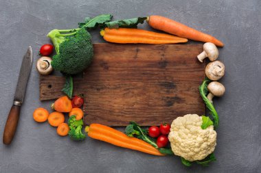 Kopya alanı ile taze sebze sınır ile ahşap masa