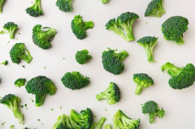 Beyaz arka plan üzerinde brokoli ile desen.