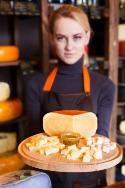 Peynir tabağı tezgâhtar elinde