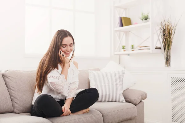 Menina em casa conversando no celular — Fotografia de Stock