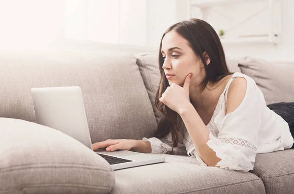 Ragazza che lavora online a casa — Foto Stock