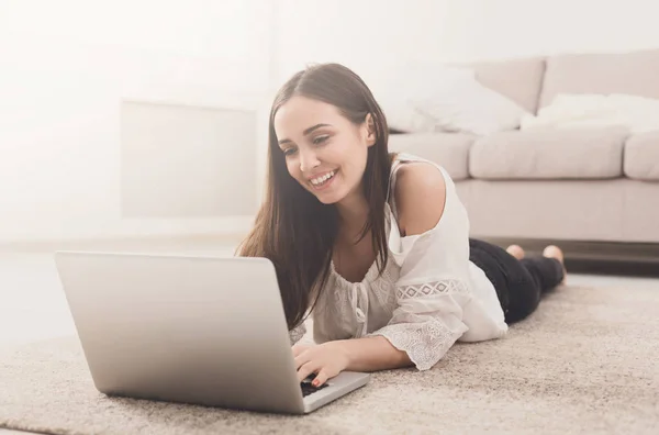 Giovane ragazza chatta online sul computer portatile — Foto Stock