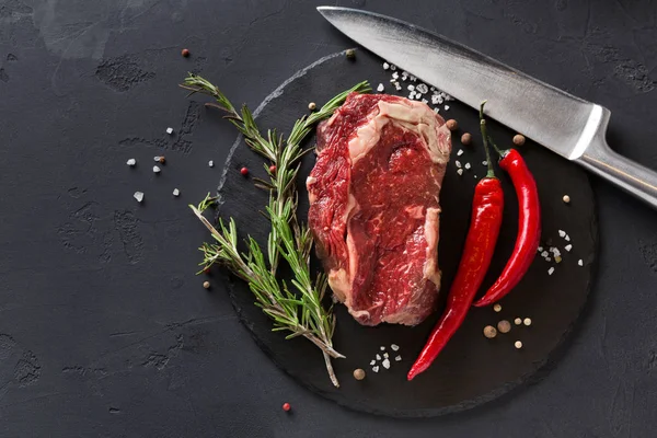 Siyah arka plan üzerine plaka üzerinde baharatlar ile kaburga eti