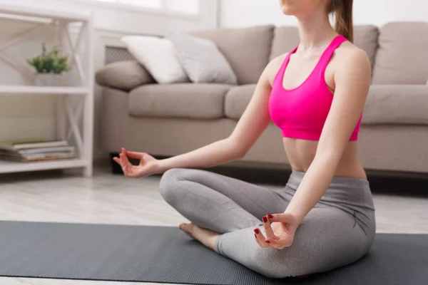 Mulher treinando ioga em pose de lótus, close-up — Fotografia de Stock